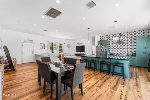 Dining - 28301 Stallion Springs Dr, Tehachapi, CA 93561 photo 1 of 4