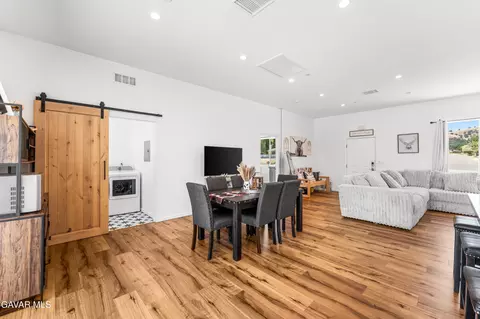 Dining - 28301 Stallion Springs Dr, Tehachapi, CA 93561 photo 3 of 4