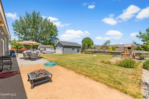 Exterior - 28301 Stallion Springs Dr, Tehachapi, CA 93561 photo 5 of 8