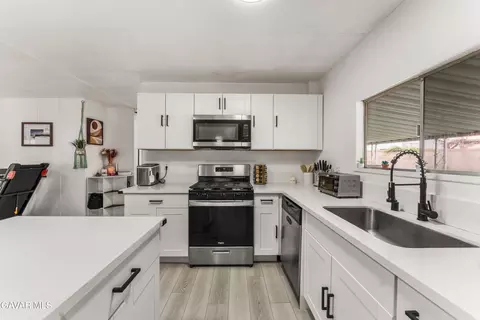 Kitchen - 43850 E 20th St #SPC 157, Lancaster, CA 93535 photo 2 of 5