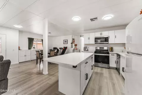 Kitchen - 43850 E 20th St #SPC 157, Lancaster, CA 93535 photo 1 of 5