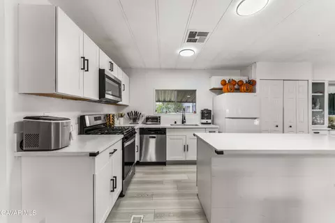 Kitchen - 43850 E 20th St #SPC 157, Lancaster, CA 93535 photo 4 of 5