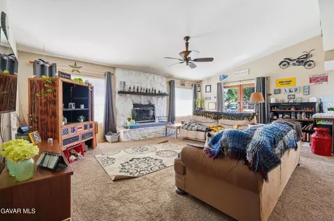 Living - 22904 Clover Spring Pl, Tehachapi, CA 93561 photo 3 of 3