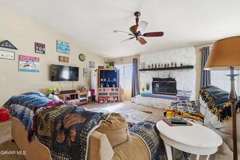 Living - 22904 Clover Spring Pl, Tehachapi, CA 93561 photo 2 of 3