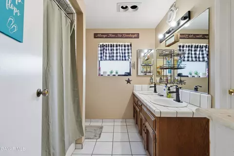 Bath - 22904 Clover Spring Pl, Tehachapi, CA 93561 photo 2 of 2