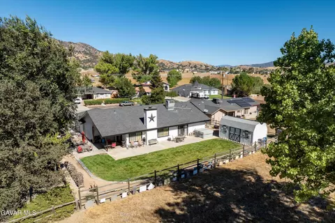 Exterior - 22904 Clover Spring Pl, Tehachapi, CA 93561 photo 15 of 16