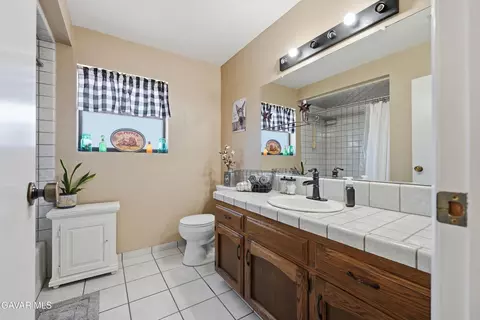 Bath - 22904 Clover Spring Pl, Tehachapi, CA 93561 photo 1 of 2