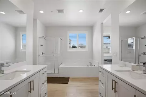 Bath - 38017 Periwinkle Pl, Palmdale, CA 93550 photo 2 of 4