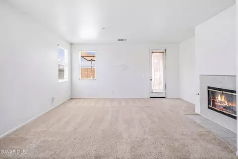 Living - 42955 Carpenter Dr, Lancaster, CA 93535 photo 2 of 8