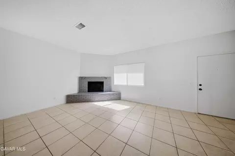 Living - 38710 E 10th St #18, Palmdale, CA 93550 photo 1 of 3