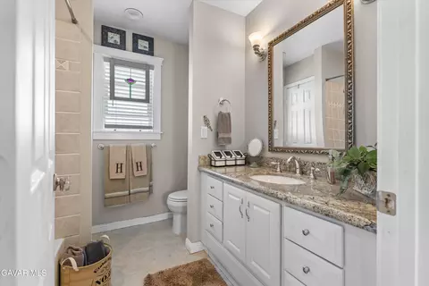 Bath - 27450 Harness Dr, Tehachapi, CA 93561 photo 2 of 3