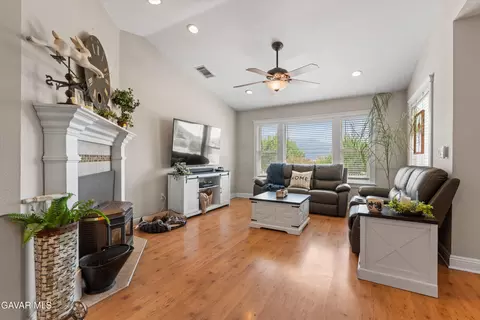 Living - 27450 Harness Dr, Tehachapi, CA 93561 photo 2 of 3