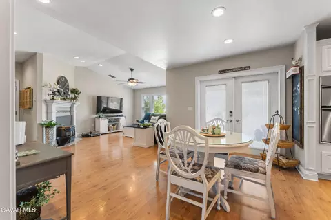 Dining - 27450 Harness Dr, Tehachapi, CA 93561 photo 1 of 2