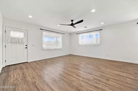 Living - 102 Brentwood Dr, Tehachapi, CA 93561 photo 2 of 5