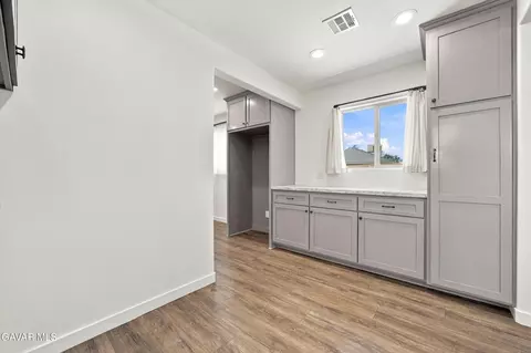 Entry Way - 102 Brentwood Dr, Tehachapi, CA 93561 photo 1 of 2