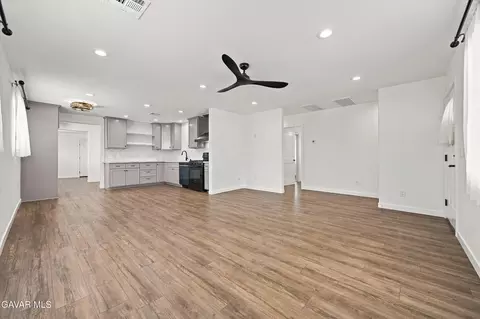 Living - 102 Brentwood Dr, Tehachapi, CA 93561 photo 4 of 5