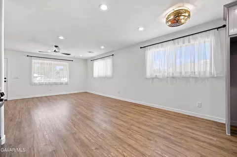 Living - 102 Brentwood Dr, Tehachapi, CA 93561 photo 5 of 5