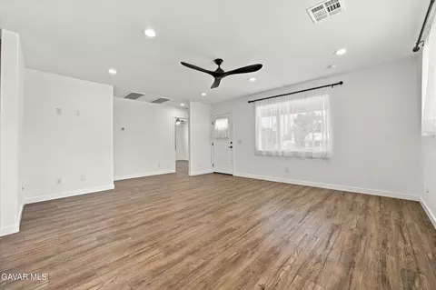 Living - 102 Brentwood Dr, Tehachapi, CA 93561 photo 3 of 5