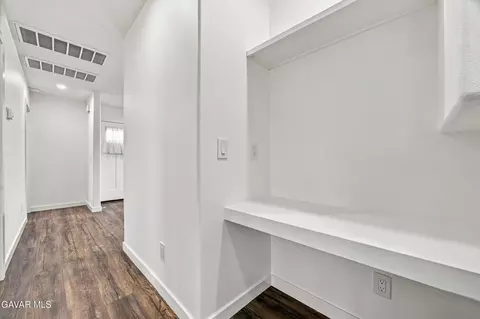 Entry Way - 102 Brentwood Dr, Tehachapi, CA 93561 photo 2 of 2