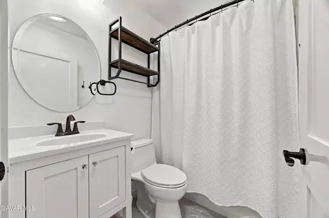 Bath - 102 Brentwood Dr, Tehachapi, CA 93561 photo 1 of 1