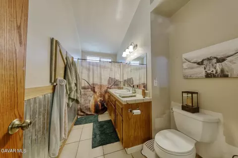 Bath - 21510 Shirley Dr, Tehachapi, CA 93561 photo 3 of 4