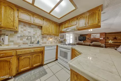 Kitchen - 21510 Shirley Dr, Tehachapi, CA 93561 photo 1 of 5
