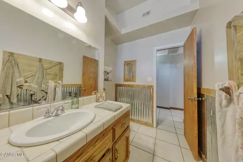 Bath - 21510 Shirley Dr, Tehachapi, CA 93561 photo 4 of 4