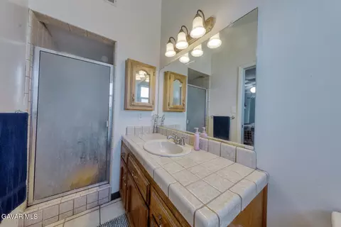 Bath - 21510 Shirley Dr, Tehachapi, CA 93561 photo 2 of 4
