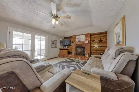 Living - 21510 Shirley Dr, Tehachapi, CA 93561 photo 4 of 4