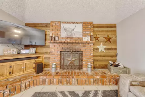 Living - 21510 Shirley Dr, Tehachapi, CA 93561 photo 3 of 4
