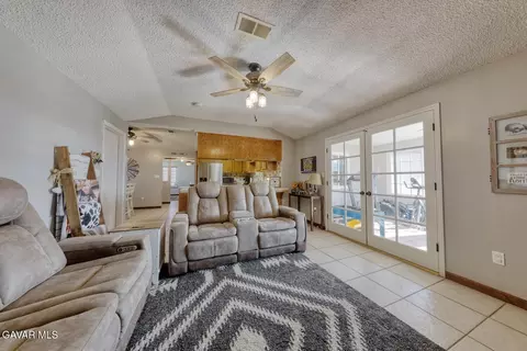 Living - 21510 Shirley Dr, Tehachapi, CA 93561 photo 2 of 4