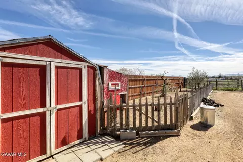 Exterior - 21510 Shirley Dr, Tehachapi, CA 93561 photo 7 of 8