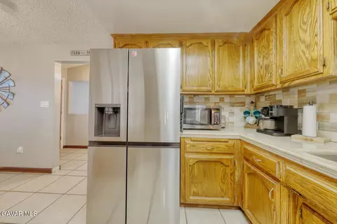 Kitchen - 21510 Shirley Dr, Tehachapi, CA 93561 photo 3 of 5