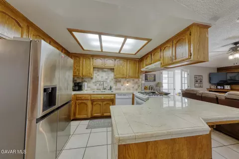 Kitchen - 21510 Shirley Dr, Tehachapi, CA 93561 photo 2 of 5