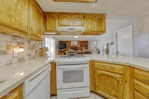 Kitchen - 21510 Shirley Dr, Tehachapi, CA 93561 photo 4 of 5