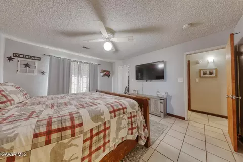 Bedroom - 21510 Shirley Dr, Tehachapi, CA 93561 photo 4 of 8
