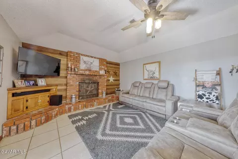 Living - 21510 Shirley Dr, Tehachapi, CA 93561 photo 1 of 4