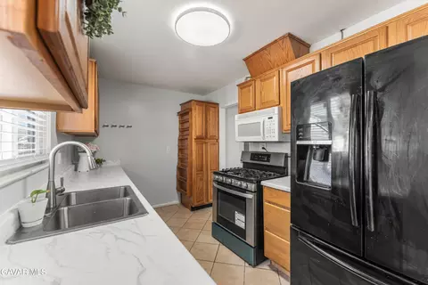 Kitchen - 38457 E 31st St, Palmdale, CA 93550 photo 3 of 5