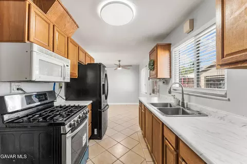 Kitchen - 38457 E 31st St, Palmdale, CA 93550 photo 4 of 5