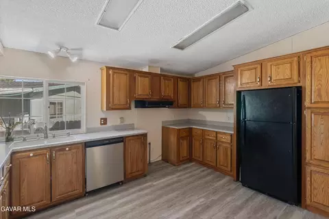 Kitchen - 14556 E Tehachapi Blvd #SPC 15, Tehachapi, CA 93561 photo 3 of 4