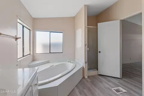 Bath - 14556 E Tehachapi Blvd #SPC 15, Tehachapi, CA 93561 photo 2 of 3