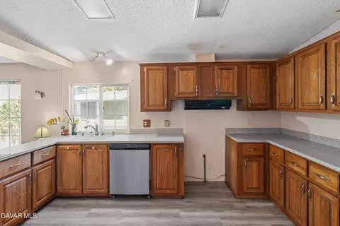 Kitchen - 14556 E Tehachapi Blvd #SPC 15, Tehachapi, CA 93561 photo 2 of 4