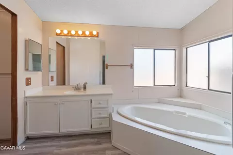Bath - 14556 E Tehachapi Blvd #SPC 15, Tehachapi, CA 93561 photo 1 of 3