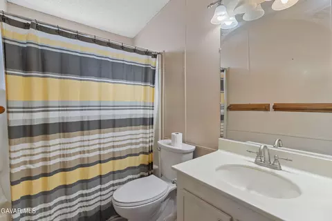 Bath - 14556 E Tehachapi Blvd #SPC 15, Tehachapi, CA 93561 photo 3 of 3