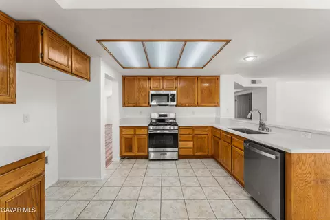 Kitchen - 37270 Carousel Cir, Palmdale, CA 93552 photo 3 of 6