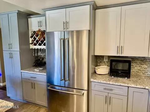 Kitchen - 4049 Saddleback Rd, Palmdale, CA 93552 photo 7 of 10