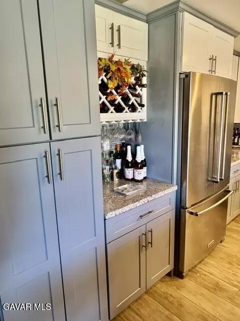 Kitchen - 4049 Saddleback Rd, Palmdale, CA 93552 photo 8 of 10