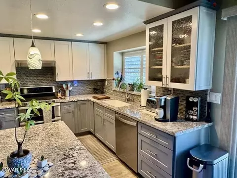 Kitchen - 4049 Saddleback Rd, Palmdale, CA 93552 photo 2 of 10