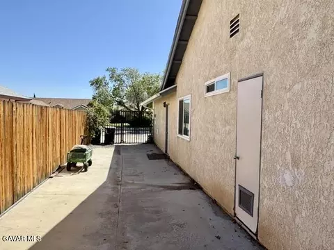 Exterior - 4049 Saddleback Rd, Palmdale, CA 93552 photo 5 of 8