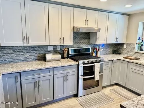 Kitchen - 4049 Saddleback Rd, Palmdale, CA 93552 photo 6 of 10